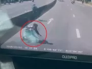 Người đàn ông bất ngờ lao vào xe bồn đang chạy trên đường ở TPHCM