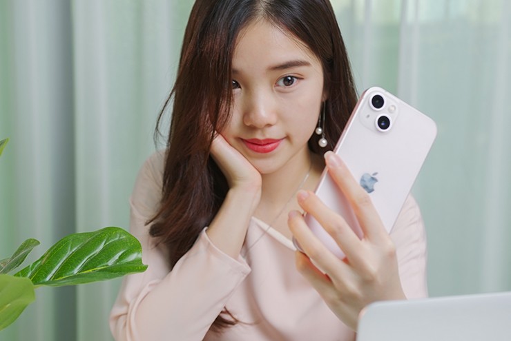 iPhone 13 là mẫu iPhone chính hãng rẻ nhất được Apple phân phối tại Việt Nam.