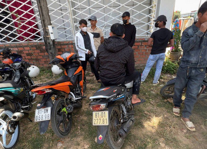 Nhóm thanh niên điều khiển xe máy vi phạm không chấp hành hiệu lệnh của CSGT, sau đó chạy xe vào một đám cưới ven đường, rút chìa khóa và bỏ lại phương tiện