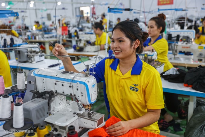 Công nhân làm việc tại công ty may mặc Dony (xã Vĩnh Lộc A, TP HCM), tháng 8/2025. Ảnh: Quỳnh Trần
