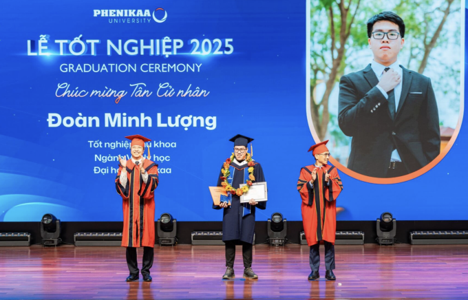 Minh Lượng nhận bằng tốt nghiệp, ngày 31/1. Ảnh: Nhà trường cung cấp