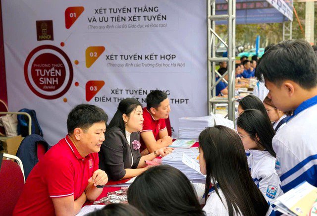 Tư vấn tuyển sinh tại các trường đại học – nơi phụ huynh và học sinh đang điều chỉnh chiến lược xét tuyển trước các thay đổi dự kiến từ năm 2026.