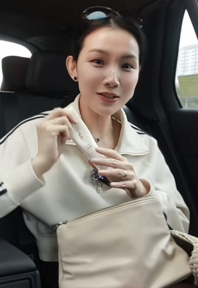 Thùy Lâm tiết lộ luôn mang theo kem chống nắng trong túi xách mỗi khi ra đường.