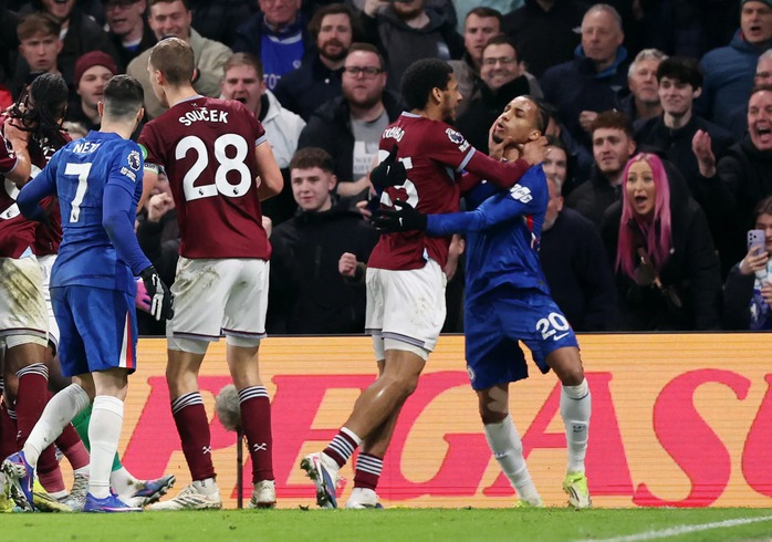Cận cảnh cầu thủ West Ham “bóp cổ” đối thủ phía Chelsea - 1