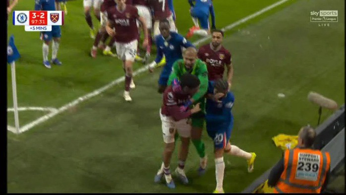 Cận cảnh cầu thủ West Ham “bóp cổ” đối thủ phía Chelsea - 2