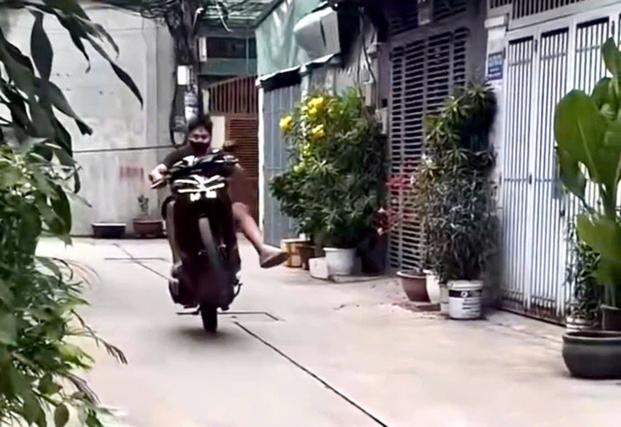 Hình ảnh thanh niên bốc đầu xe máy.