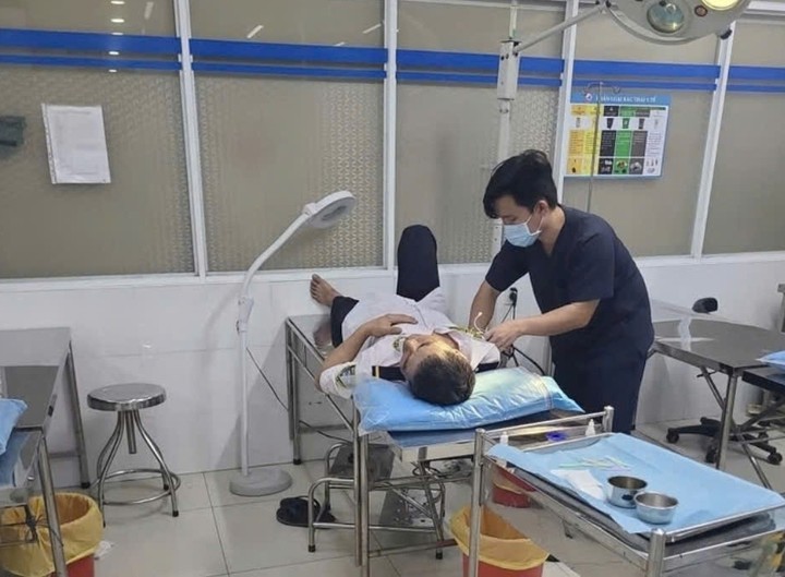 Người bảo vệ bị đánh nhập viện. (Ảnh: B.L)