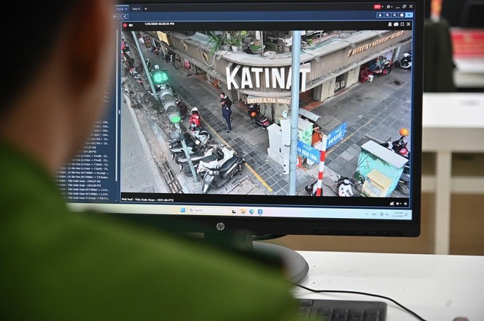 Công an Hà Nội "soi" qua Camera AI phát hiện lấn chiếm vỉa hè trước một quán cafe. Ảnh: Linh Đan