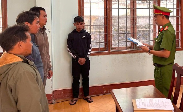 Đối tượng Sing tông bị thương một CSGT rồi bỏ chạy nghe quyết định khởi tố, bắt tạm giam về hành vi giết người - Ảnh Công an cung cấp