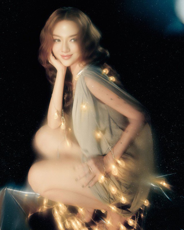 Chính vì vậy, Băng Di không ngại ngần thử sức với những ảnh hình gợi cảm. Cô khiến người xem khó rời mắt bởi sự bí ẩn trong ánh mắt cũng như bộ đầm ren đầy nóng bỏng.