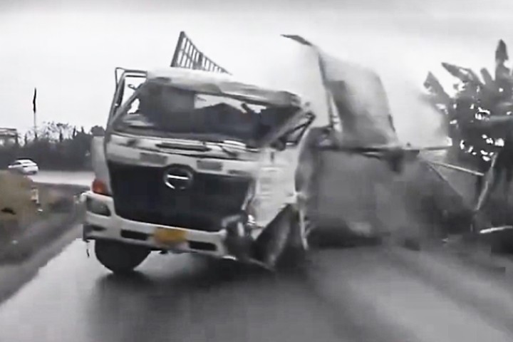 Xe tải hư hỏng nặng sau khi đâm mạnh vào vách núi. (Ảnh: Chụp màn hình)