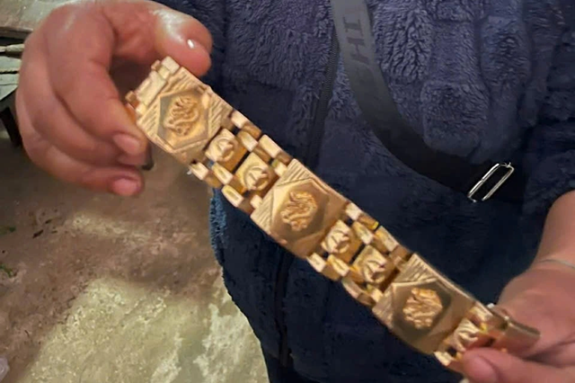 Người phụ nữ nhặt được lắc tay làm từ 1,3 cây vàng.