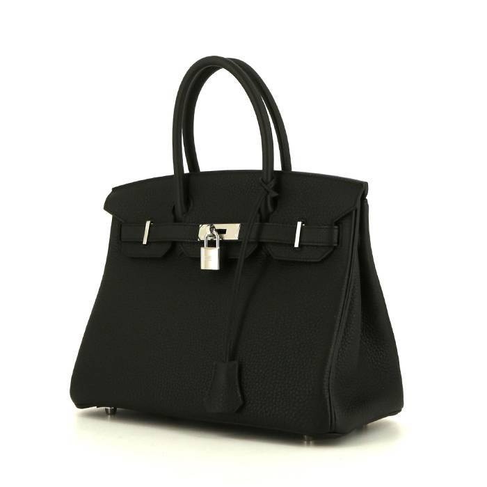 Vogue nhận định Birkin từng dẫn đầu thị trường mua bán lại (resale). Dù giá hiện có xu hướng chững lại, dòng túi này vẫn giữ sức mua ổn định trong giới sưu tầm.