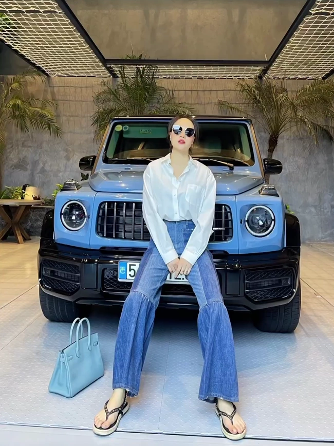 Hay Birkin 35 Blue Ciel hơn 600 triệu đồng - thường được cô mang theo khi đi họp, gặp gỡ đối tác.