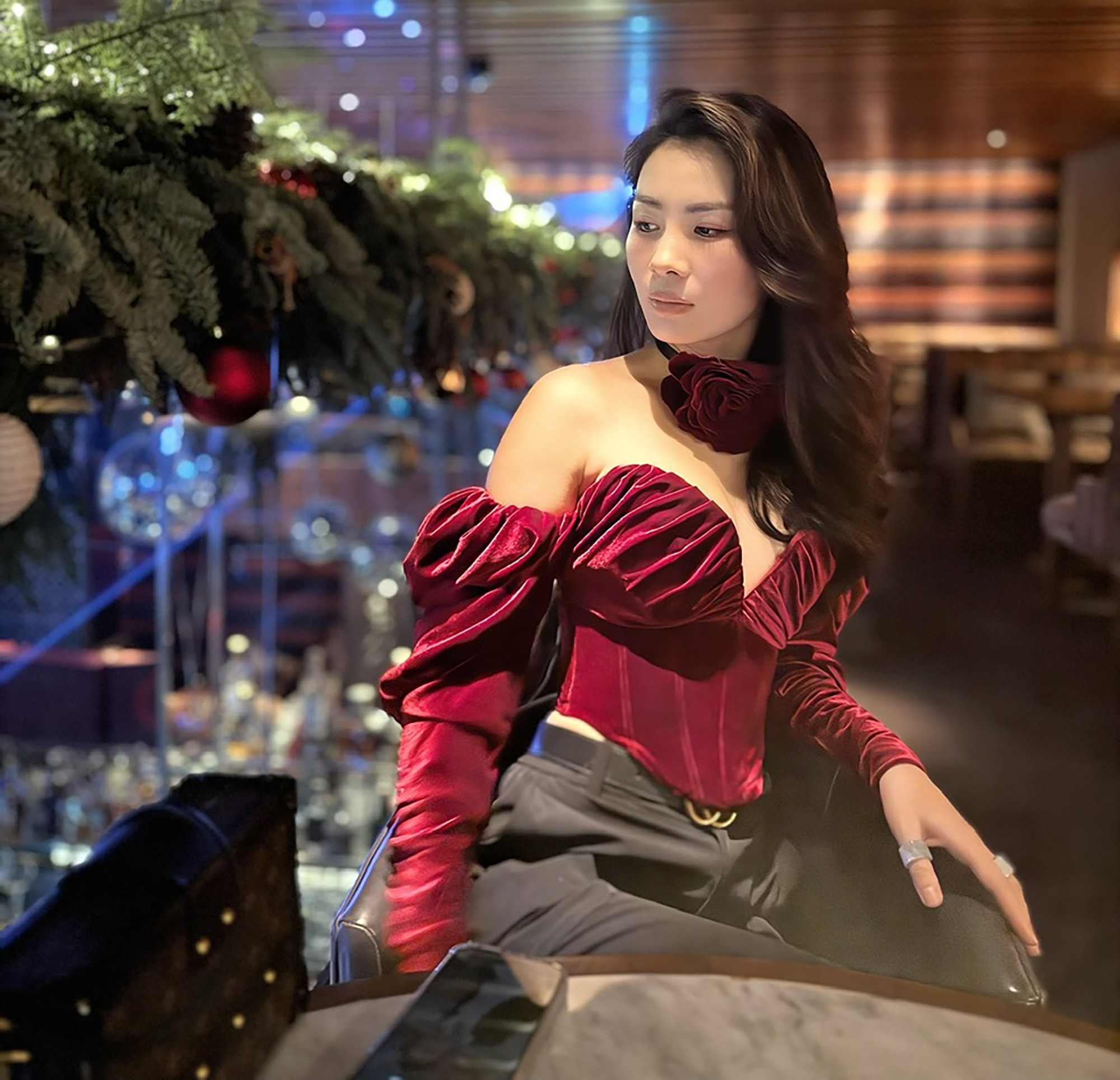 Về thể thao, Lê Nhàn từng gây “sốt” khi giành hạng 3 tại một giải đua ô tô thể thao tổ chức ở Thái Lan với sự tham gia của hơn 20 đội quốc tế, giúp cô tạo tiếng vang lớn trong cộng đồng mê tốc độ nước nhà.