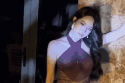 Nàng hậu quê Đà Nẵng gây chú ý với trang phục 'nửa kín nửa hở'