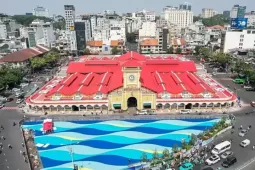 Ai quyết định màu sơn chỉnh trang chợ Bến Thành, Hồ Con Rùa?