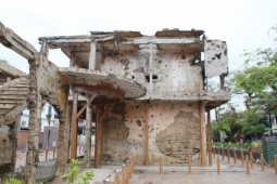 Chống cột thép giữ chứng tích gần thành cổ Quảng Trị