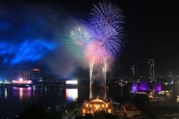 TP HCM bắn pháo hoa 17 điểm mừng Tết Bính Ngọ