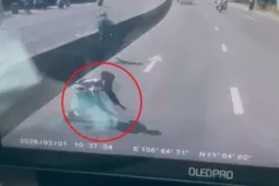 Người đàn ông bất ngờ lao vào xe bồn đang chạy trên đường ở TPHCM