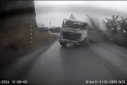 Xe tải mất lái trên đèo Đá Trắng, né 4 phương tiện trước khi lật ngang