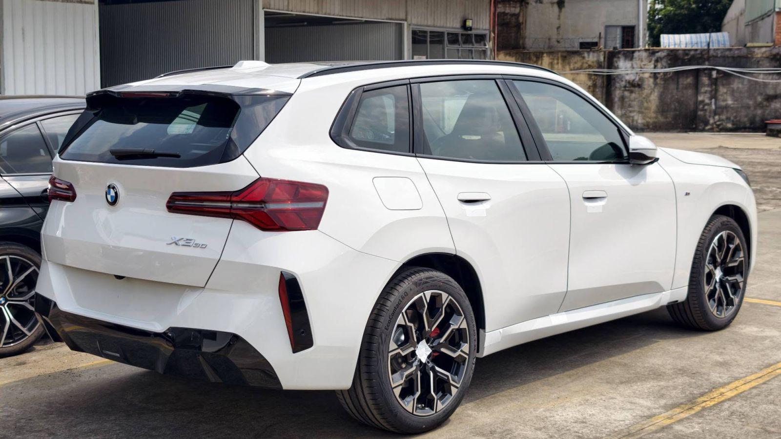 Điểm nhận diện dễ thấy nhất là bộ phanh sơn đỏ, thay cho màu xanh trên bản thấp hơn.