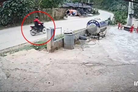 Clip: Rùng mình xe máy vào cua bị ô tô đâm văng lên không trung