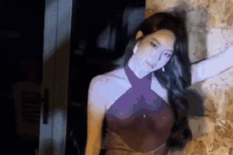 Nàng hậu quê Đà Nẵng gây chú ý với trang phục 'nửa kín nửa hở'