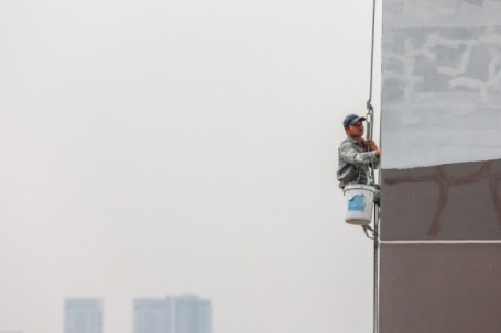 'Người nhện' đu dây trên cao ốc kiếm 800.000 đồng mỗi ngày dịp Tết