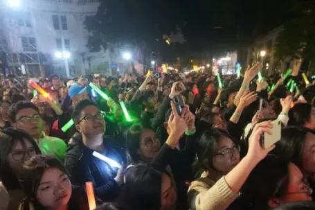 Hàng nghìn người vây kín Trúc Nhân, Lam Trường trước Nhà hát Lớn Hà Nội