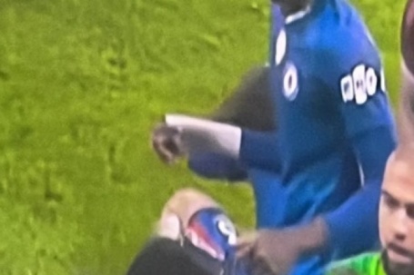 Cận cảnh cầu thủ West Ham “bóp cổ” đối thủ phía Chelsea