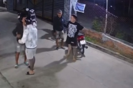 Mang mã tấu tìm người lúc rạng sáng, kết cục một người tử vong