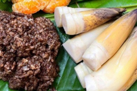 Măng vầu vào mùa, giá cao nhưng vẫn ‘đắt khách’