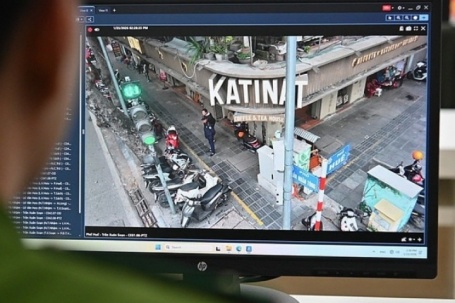 Đỗ xe máy trên vỉa hè vào quán mua hàng, có bị phạt nguội qua camera AI?