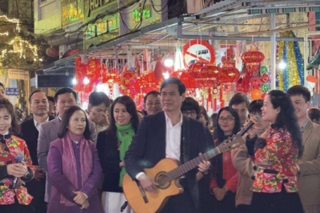 Bí thư Tỉnh uỷ Lạng Sơn chơi guitar ở phố đi bộ khiến giới chơi guitar chuyên nghiệp choáng váng