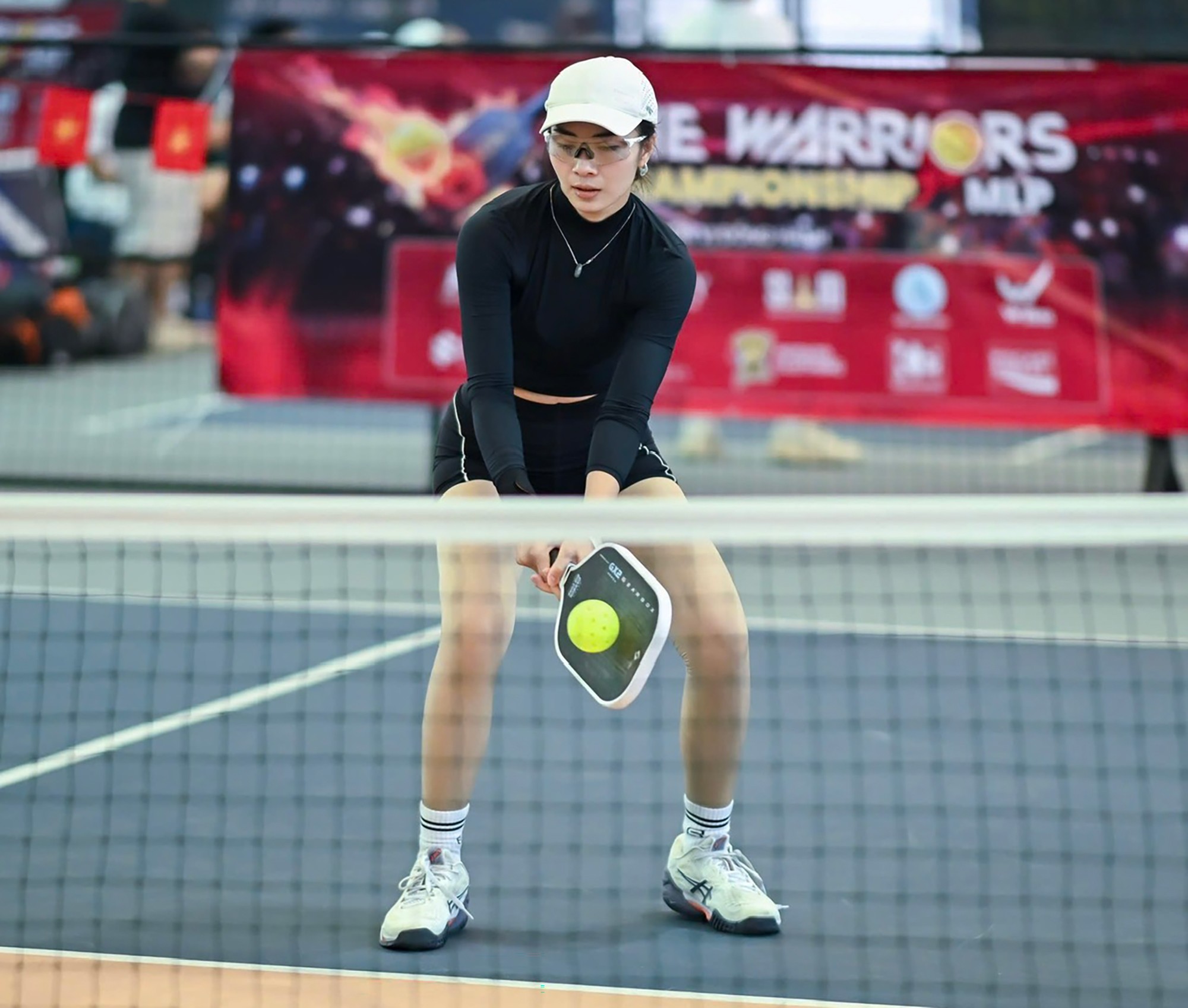 Mặc dù phải hủy toàn bộ các giải đấu pickleball đã đăng ký trong tháng 1 và tháng 2 năm nay, Lê Nhàn cho biết cô nàng vẫn duy trì tập gym, đặc biệt là các bài tập thân dưới hay trên máy mà không cần dùng đến tay để giữ cơ thể quen với vận động và cũng đỡ nhớ thể thao.