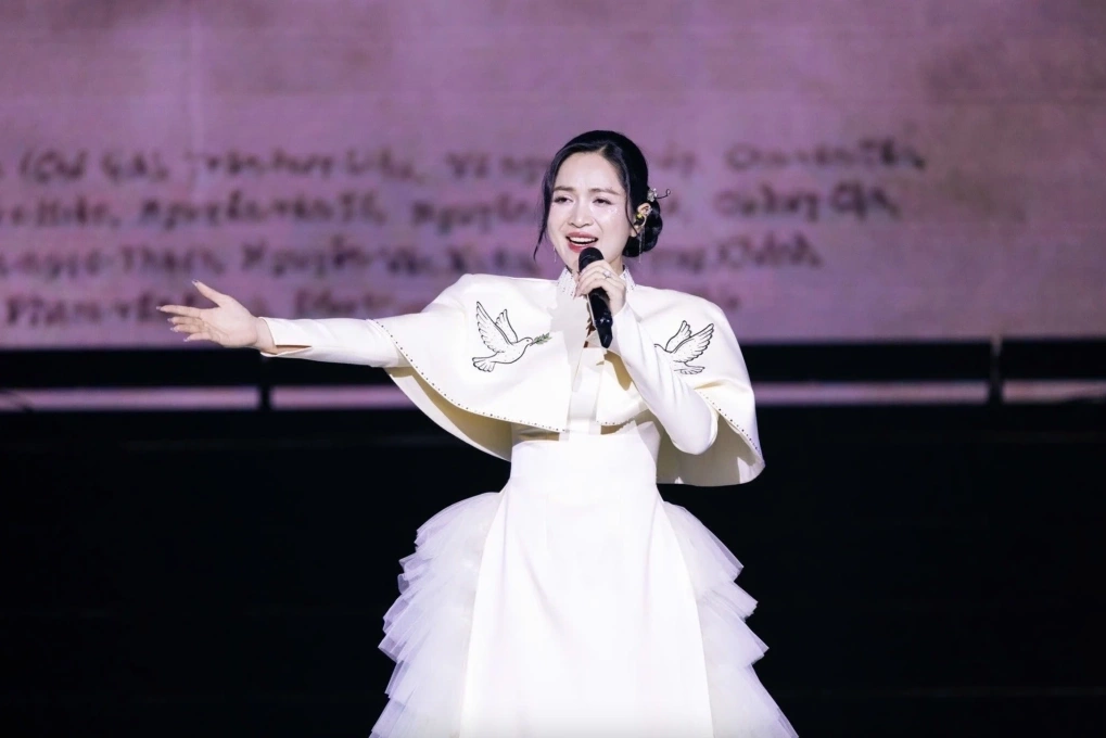 Ca sĩ Duyên Quỳnh trên sân khấu Làn Sóng Xanh. Ảnh:&nbsp;Ban tổ chức