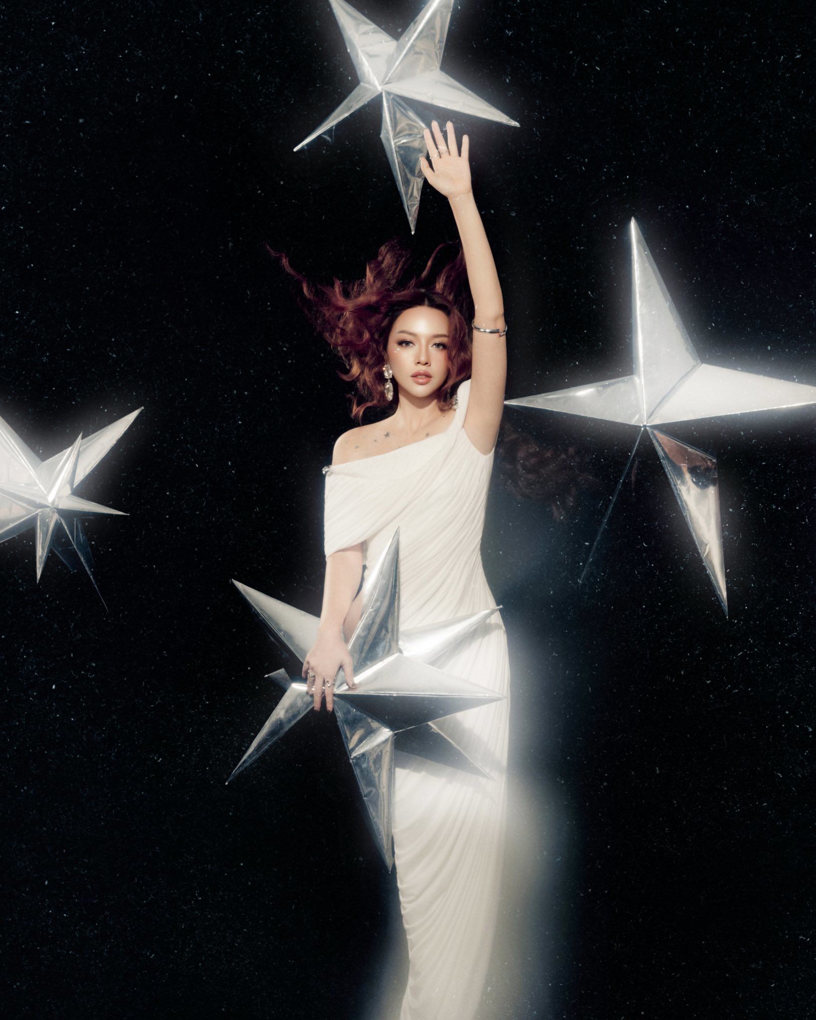 Ở tuổi 36, Băng Di đón nhận mọi thứ một cách nhẹ ngàng, kể cả về nhan sắc cô cũng thuận theo tự nhiên. Và chính sự thoải mái đó đã giúp Băng Di luôn trẻ đẹp.