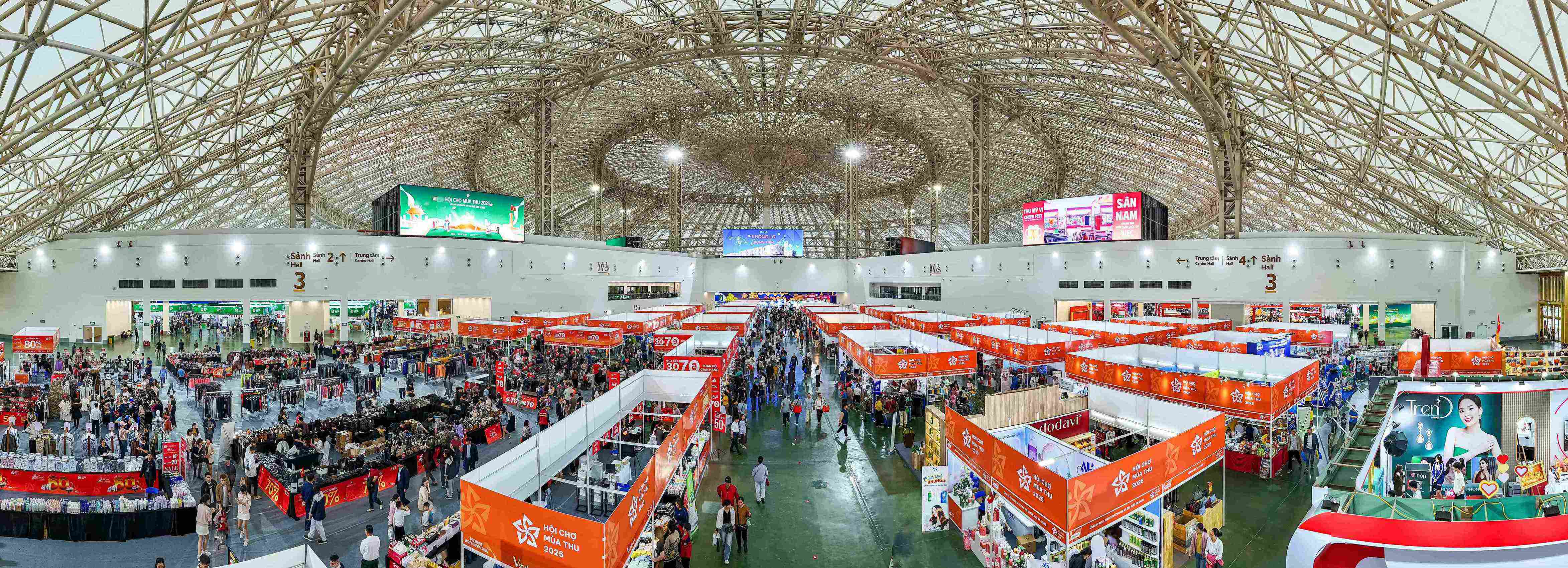 Không gian trong nhà rộng lớn của Trung tâm Triển lãm Việt Nam (VEC) khi tổ chức Hội chợ Mùa Thu.