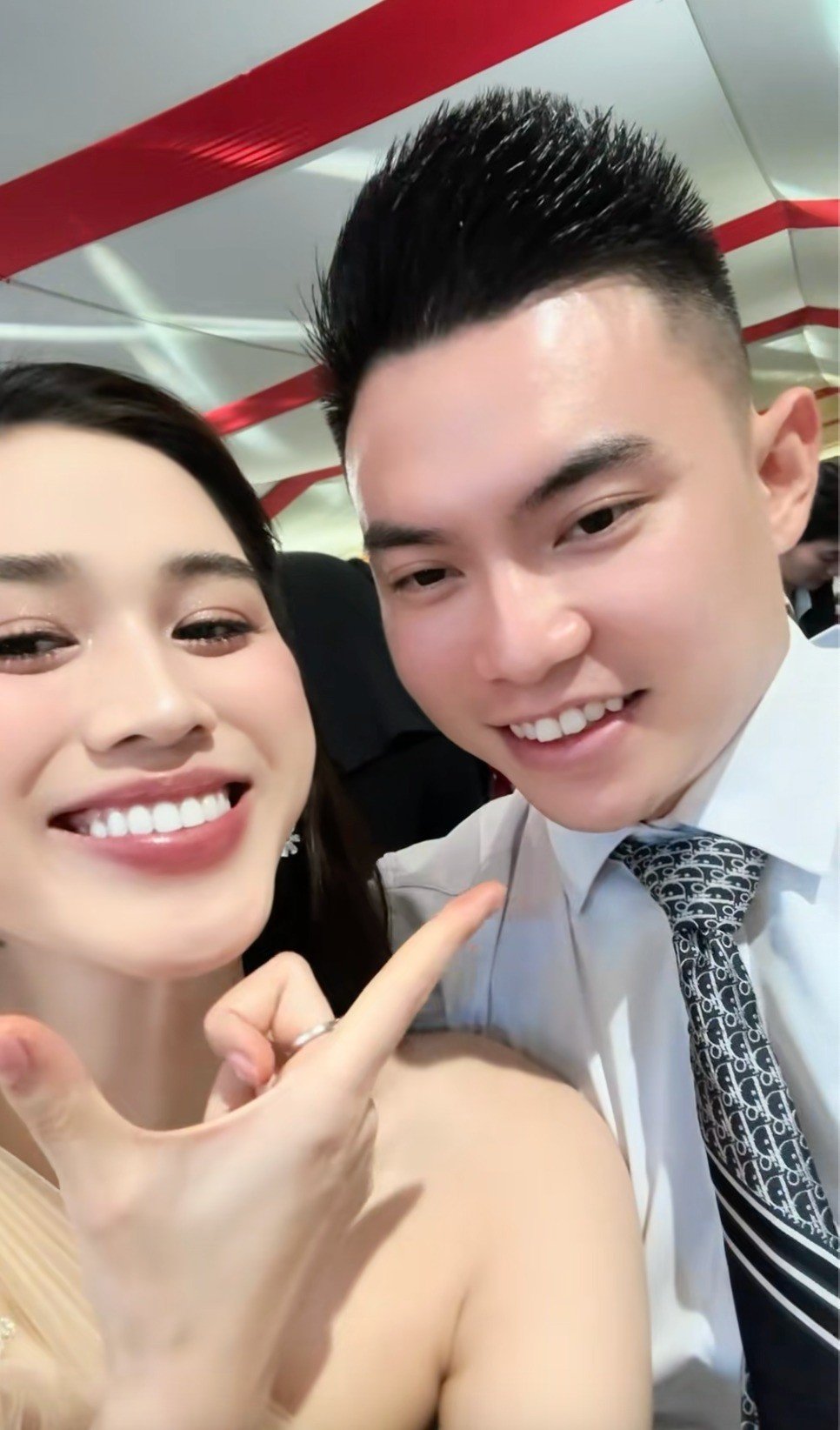 Doanh nhân Viết Vương luôn hài hước bên vợ