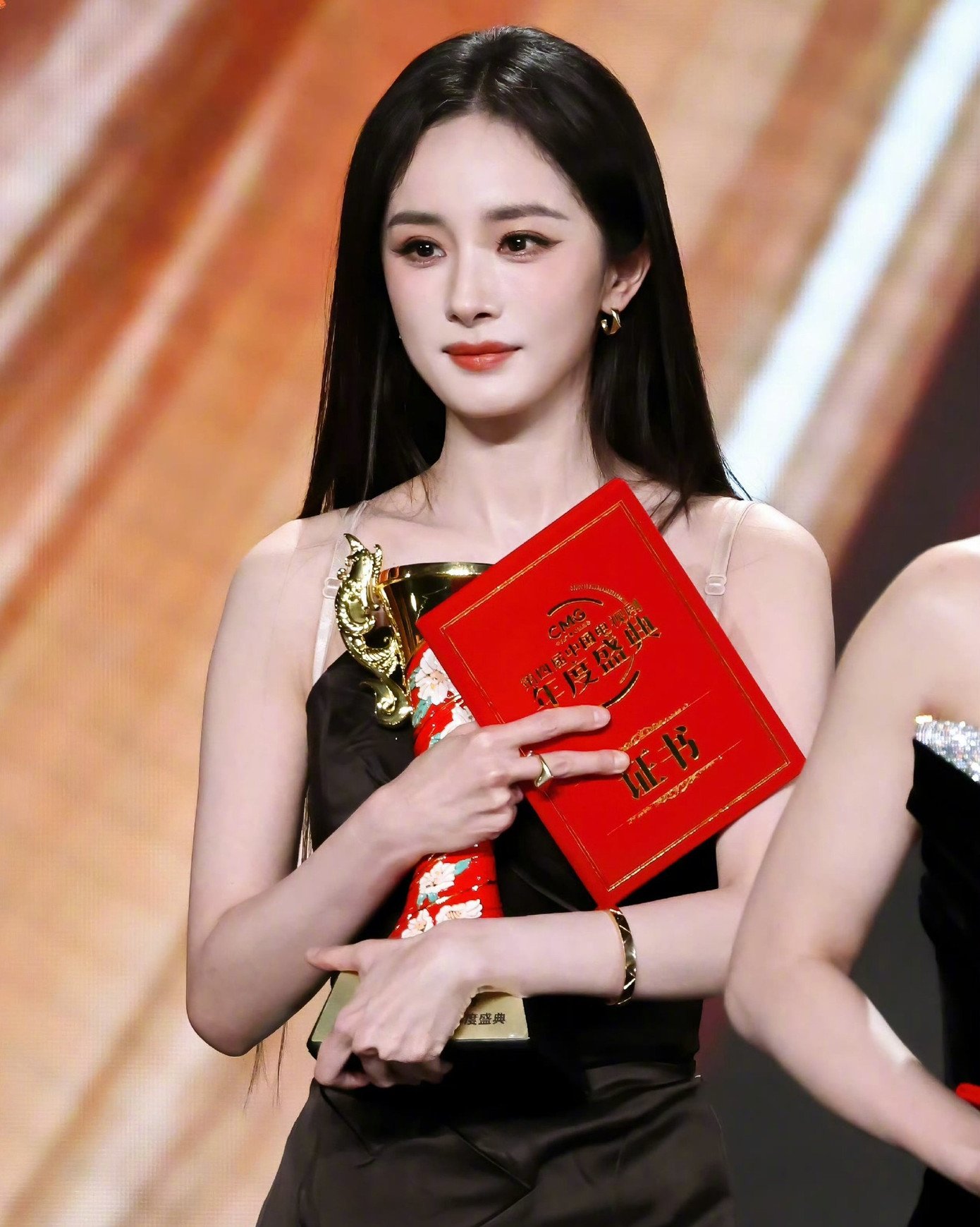 Dương Mịch giành giải Nữ diễn viên của năm do Đài truyền hình Trung ương Trung Quốc CCTV trao. Năm 2025, Lưu Diệc Phi cũng thắng giải này với phim Câu chuyện hoa hồng.