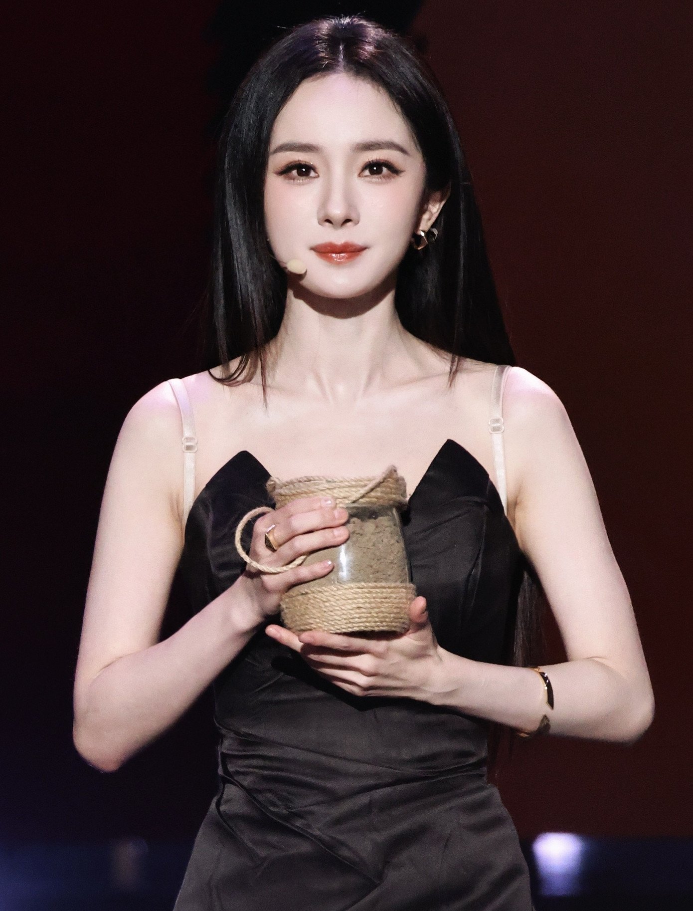 Dương Mịch giành giải Nữ diễn viên của năm do Đài truyền hình Trung ương Trung Quốc CCTV trao. Năm 2025, Lưu Diệc Phi cũng thắng giải này với phim Câu chuyện hoa hồng.