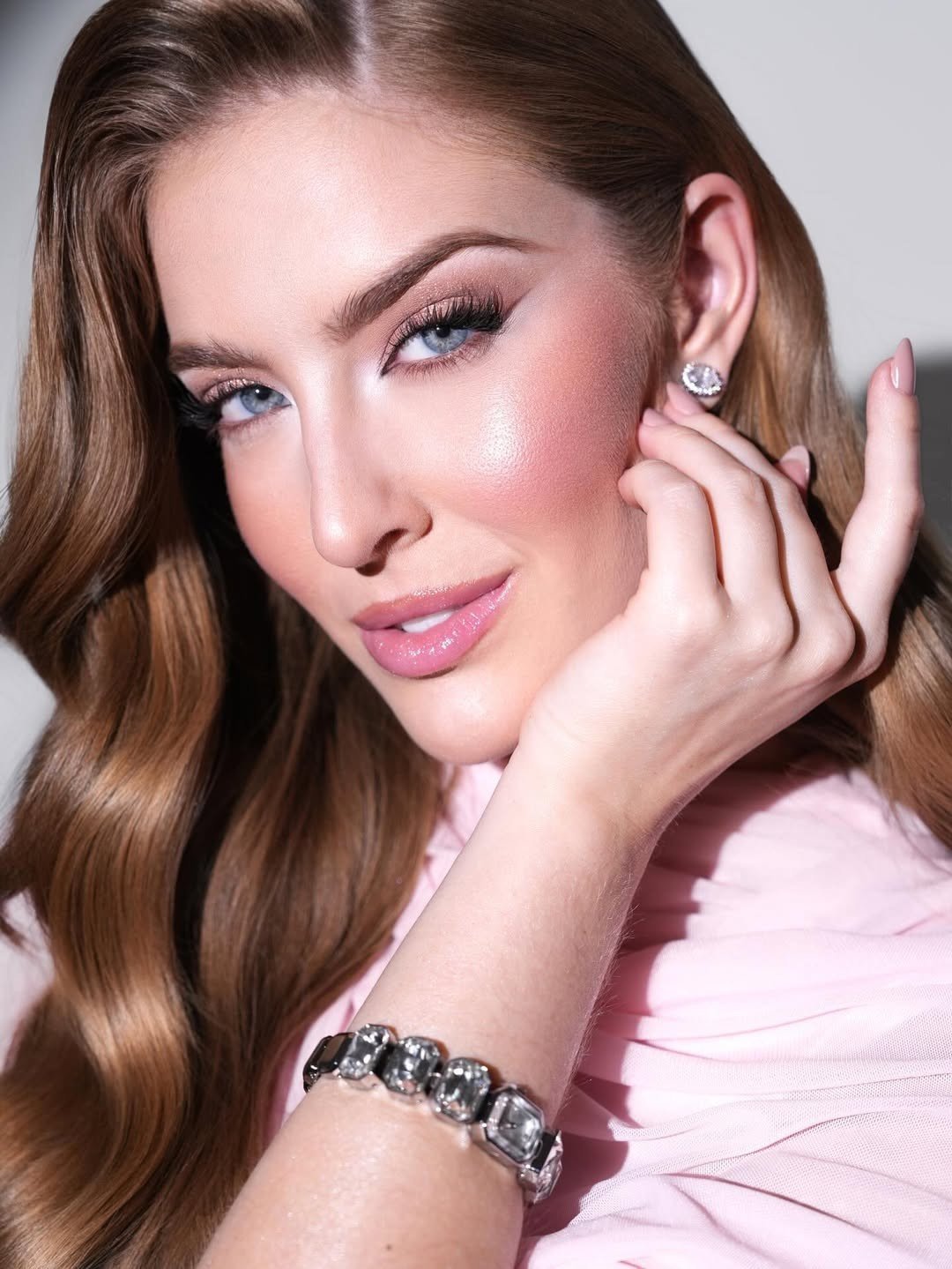 Gabriela Botelho năm nay 22 tuổi, cao 1,75 m, là người mẫu, đã tốt nghiệp ngành Thiết kế Thời trang.