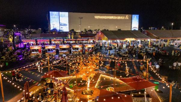 Không gian ẩm thực ngoài trời tại Hội chợ Mùa Thu 2025