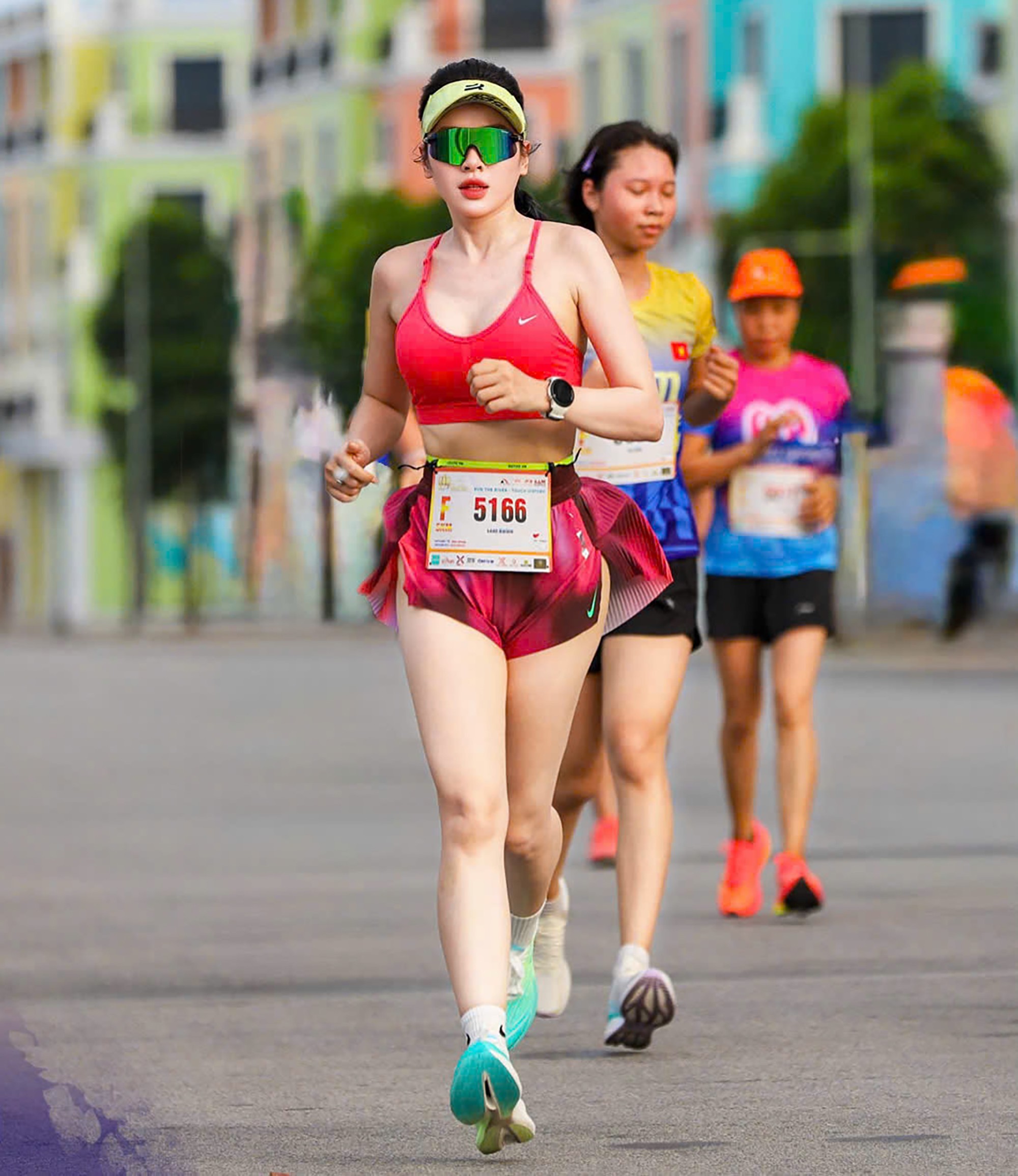 Loan Barbie (tên thật Nguyễn Thị Ngọc Loan) là gương mặt nhận được nhiều sự chú ý của cộng đồng chạy bộ trong nước. Nữ y tá&nbsp;mê chạy bộ thường xuyên tham gia các buổi chạy dài, chạy nhóm và nhiều giải chạy phong trào từ 5km, 10km đến half marathon (21km).