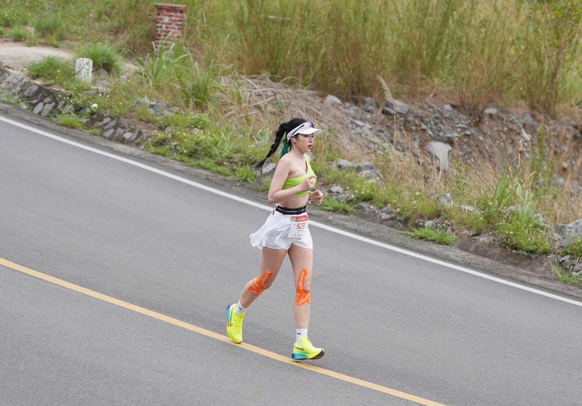 “Tôi sẽ tập trung xây dựng nền tảng sức bền, tăng dần cự ly và độ dốc, rèn sức mạnh cơ chân, đồng thời tìm hiểu sâu hơn về dinh dưỡng và phục hồi. Bên cạnh đó, tinh thần không bỏ cuộc và sự kỷ luật trong tập luyện chính là “vũ khí” quan trọng nhất, cũng là điểm mạnh của tôi”.