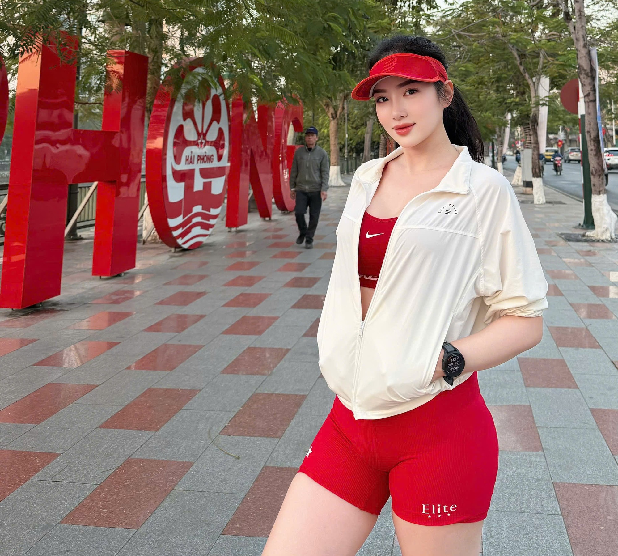 “Tôi cho rằng ngày Tết, bạn không cần đặt nặng cường độ hay thành tích, chỉ cần có thể thao nhẹ nhàng mỗi ngày để cơ thể được vận động đều đặn và giữ nhịp sinh hoạt quen thuộc là rất tốt rồi”, người đẹp cho biết.&nbsp;