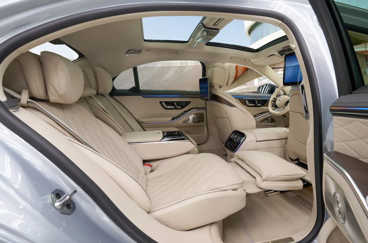 Hàng ghế sau được nâng cấp với hệ thống giải trí mới, trang bị màn hình 13,1 inch.