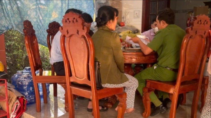 Công an làm việc với những nhân chứng liên quan để điều tra vụ việc.