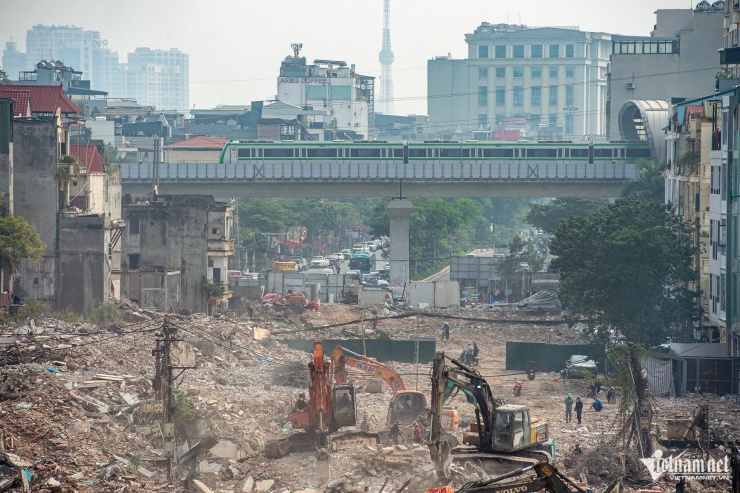 Di dời dân cư đòi hỏi phát triển mạnh hạ tầng giao thông, trong đó đường sắt đô thị giữ vai trò “xương sống”. Ảnh: Thế Bằng